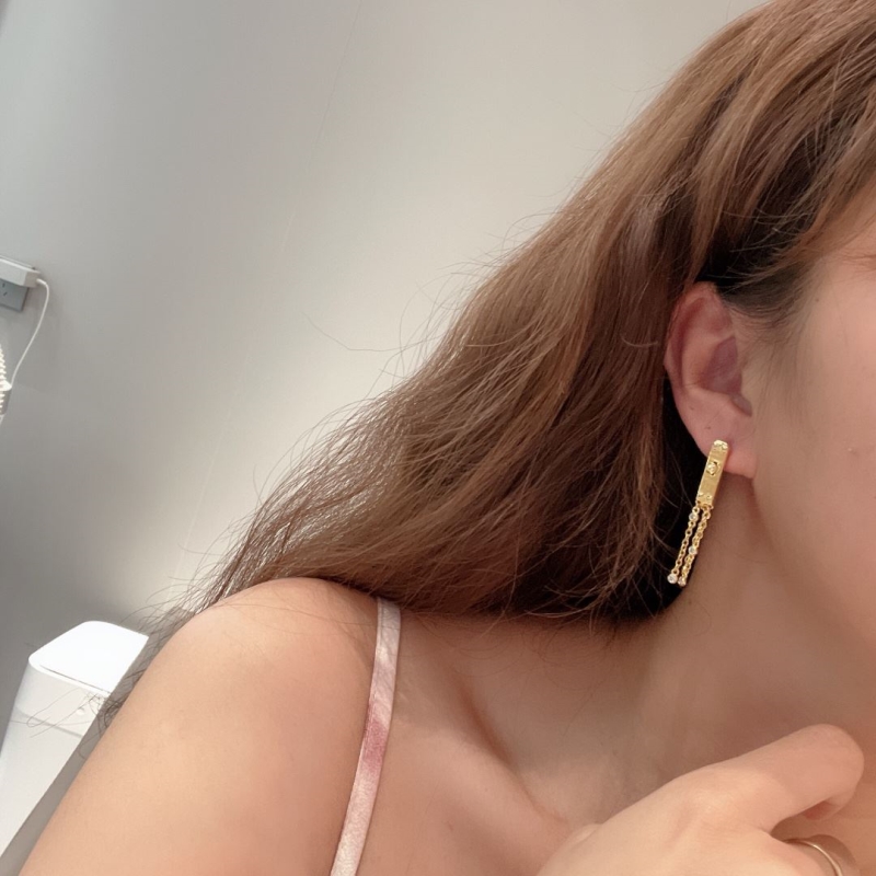 H**me5 earrings